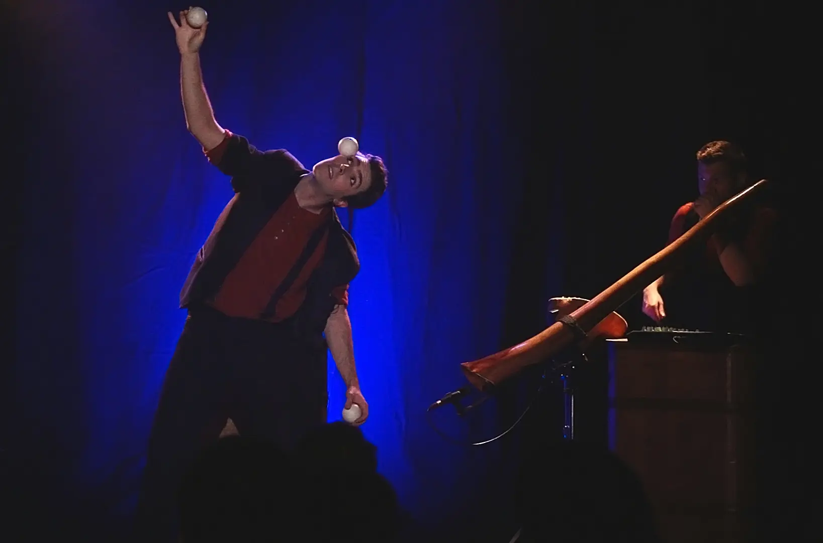 Bertox jongle pendant que Zalem joue du didgeridoo