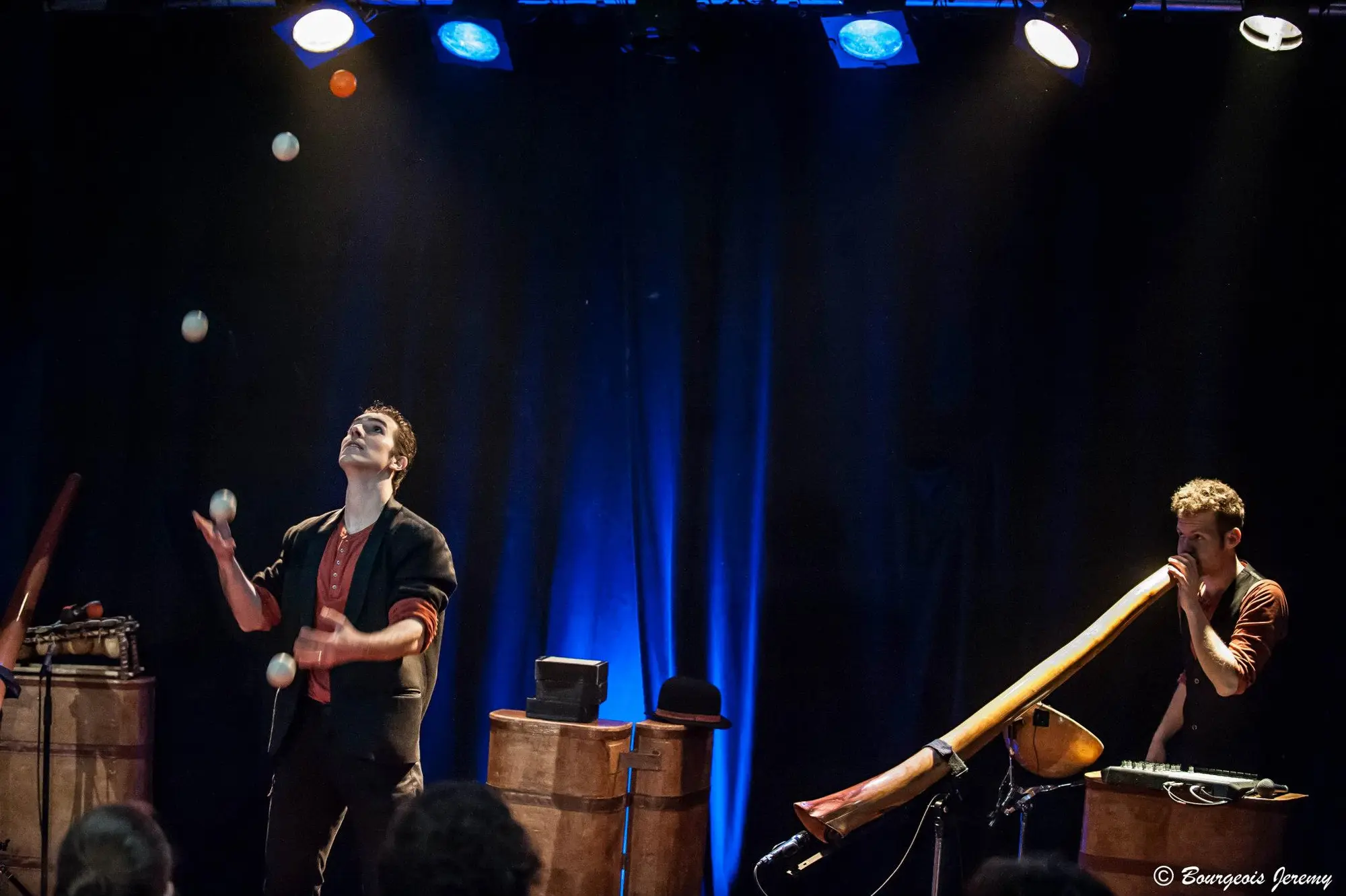 Vivi sur scène : jonglage et didgeridoo