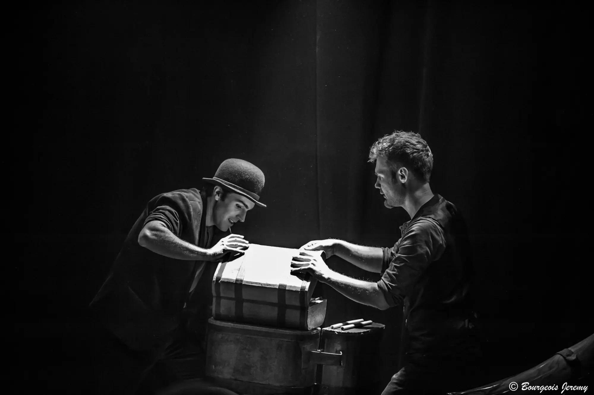 Bertox et Zalem autour de la valise de Vivi