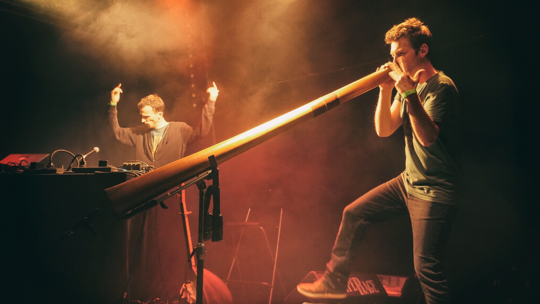 Saadji sur scène au didgeridoo